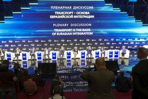 Астраханский губернатор принял участие в пленарной сессии «Транспортной недели» в Москве