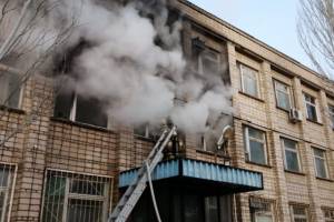 Крупный пожар охватил административное здание под Астраханью
