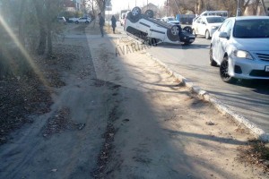В Астрахани в результате аварии перевернулся автомобиль