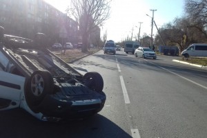 Астраханец за рулём «Лады» перевернулся после столкновения с автоледи на иномарке