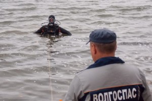 Спасатели извлекли из реки Волга тело человека