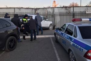 В Астрахани иномарка протаранила забор на парковке ТЦ