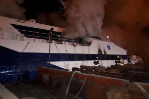 В Астрахани ночью тушили яхту