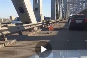 Уже второй раз астраханцы сами чинят дорогу на Старом мосту