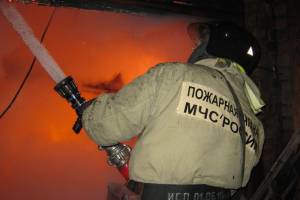 В Астрахань крупный пожар охватил жилой дом