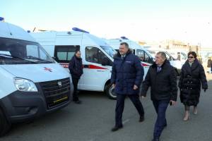 Губернатор Игорь Бабушкин вручил главврачам астраханских больниц ключи от новых машин скорой помощи