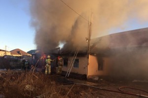 В Астрахани сгорел жилой дом и гараж с автомобилем