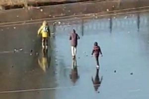 В Астрахани на видео попали дети, гуляющие по тонкому льду