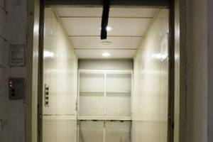 В полсотне астраханских домов заменят лифты