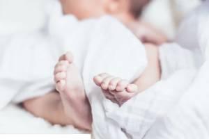 Не было времени ждать, дети могли погибнуть: в Астрахани медики провели уникальную операцию двум новорожденным