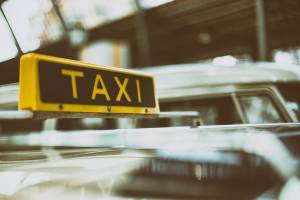Важный «чиновник» обманул астраханского таксиста