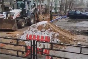 В Астрахани сотрудники водоканала раскопали свежий асфальт