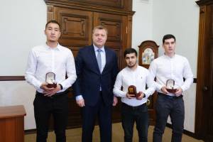 Астраханских футболистов, спасших женщину во время матча, поблагодарил губернатор