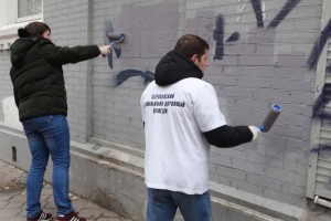Полицейские вместе с молодежью чистят город от надписей