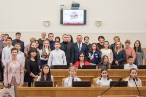 Отличившиеся школьники получили паспорта из рук Игоря Мартынова