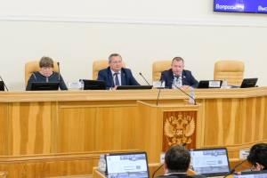 В День Конституции Игорь Мартынов пожелал депутатам полезных инициатив и взвешенных решений