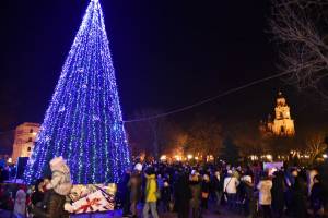 Дед Мороз и Снегурочка зажгут огни на трех районных елках: программа мероприятий на Новый год в Астрахани