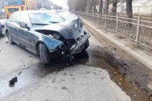 Жесткое столкновение «BMW» с «Газелью» в Астрахани попало на видео
