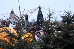 Сегодня Дед Мороз зажжет огни на главной ёлке Астрахани