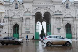 Астраханцев просят проголосовать за или против памятника Грозному