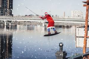 В Астрахани Дед Мороз устроил экстремальное шоу над Волгой