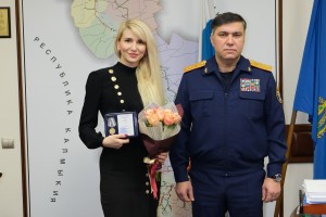 Астраханка получила медаль за спасение детей от педофила