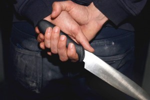 В Астраханской области отчим ударил 17-летнего пасынка ножом в грудь