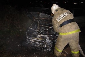 Этой ночью в Астрахани сгорел балкон и автомобиль