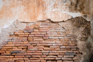 В Астрахани у многоквартирного дома обвалилась стена