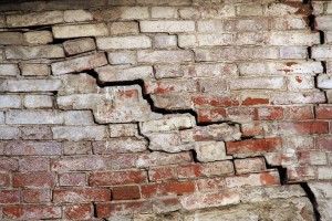 В подвале жилого дома в Астрахани рухнула стена