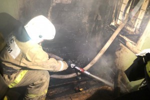 В городе Нариманов сгорела квартира, спасены 2 человека
