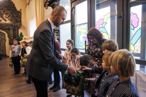 Депутат Андрей Невлюдов и его помощник Владимир Лимонов поздравили детей в Театре Оперы и Балета