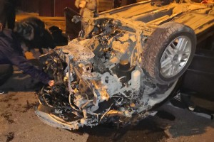 Ночью в Астрахани перевернулся автомобиль, водитель в больнице