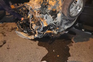 В Астрахани пьяный водитель без прав на Ford врезался в дерево и перевернулся