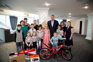 Астраханский губернатор исполнил детские мечты с «Ёлки желаний»