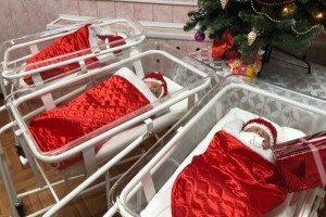 В Астрахани младенцев выписали в новогодних конвертах