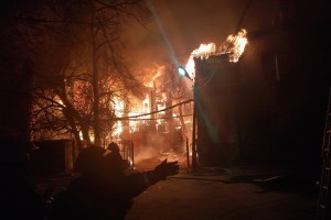 В Астрахани на улице Советской загорелся дом