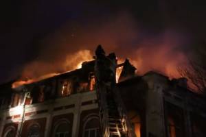 Появилось видео с крупного пожара на Советской в центре Астрахани