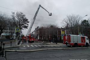 В сети появляются все новые страшные кадры с места пожара в центре Астрахани