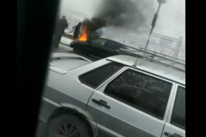 В Астрахани сняли на видео полыхающий на дороге автомобиль
