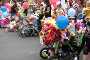 Для астраханских семей вновь устраивают парад детских колясок