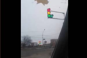 Астраханских водителей шокирует &#171;веселый&#187; светофор