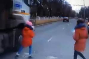 В Астрахани на пешеходном переходе фура чуть не задавила девочку