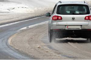 Снег, опасные повороты, заносы: МЧС напомнило о безопасности на дорогах