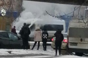 На улице Латышева загорелся микроавтобус