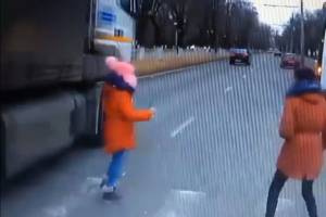 Пешеходный переход в Астрахани, на котором девочку чуть не раздавила фура, демонтируют