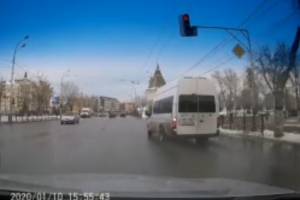 В Астрахани нашли водителя маршрутки, которая промчалась на красный свет в центре города