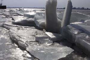 Мощные глыбы льда на Волге показал астраханец