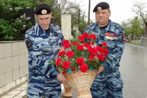 В Астрахани состоялось торжественное возложение цветов и венков к местам захоронения ветеранов органов внутренних дел – участников Великой Отечественной войны