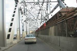 Проехать по Старому мосту в Астрахани будет проблематично